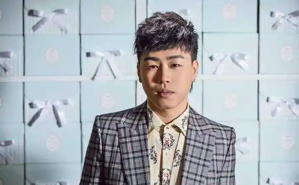 除了母亲着急他的人生大事外,胡彦斌自己似乎也很渴望结婚