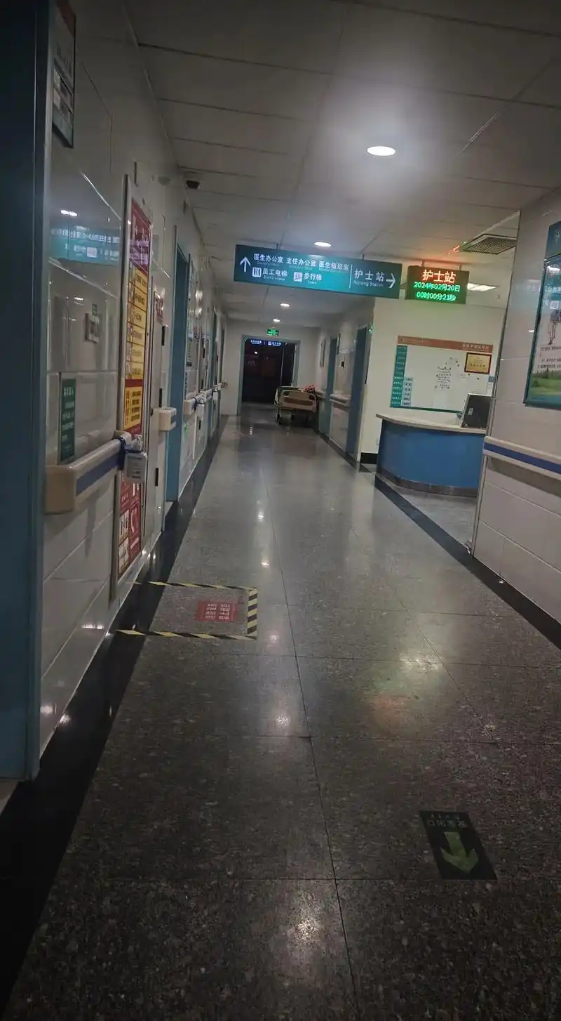 深夜的医院走廊很安静也很冷,灯光有些暗,没有了白天的忙碌和嘈 - 抖