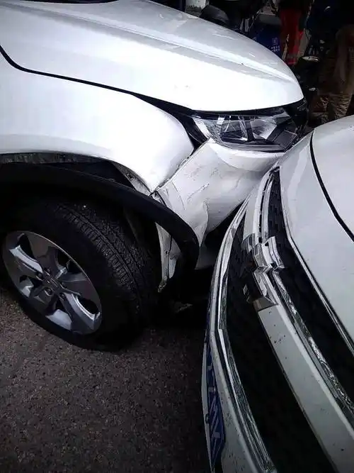 停在路边的车也被撞塔山花园北出口附近一司机开车分神酿事故