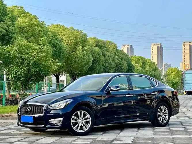 英菲尼迪 q70 2015 款 q70l 2.5l 精英版:豪华座驾,尊荣之选