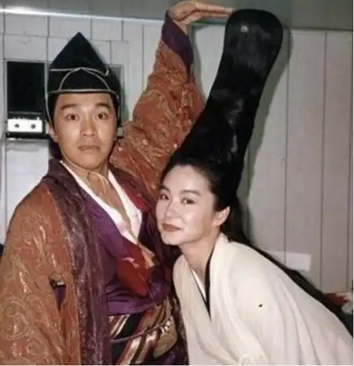 林青霞一袭红衣出场相当惊艳,因为这部电影林青霞和周星驰成为好友