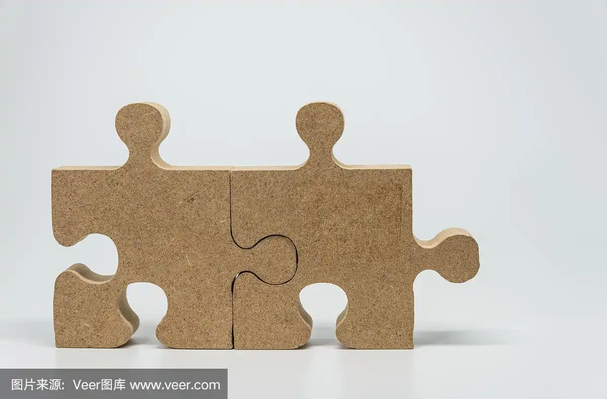 白色背景的两块木制拼图