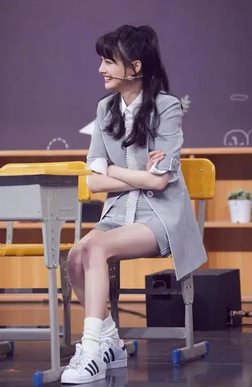 郑爽新综艺首秀黑丝袜下的腿细直修长却被网友吐槽没有美感