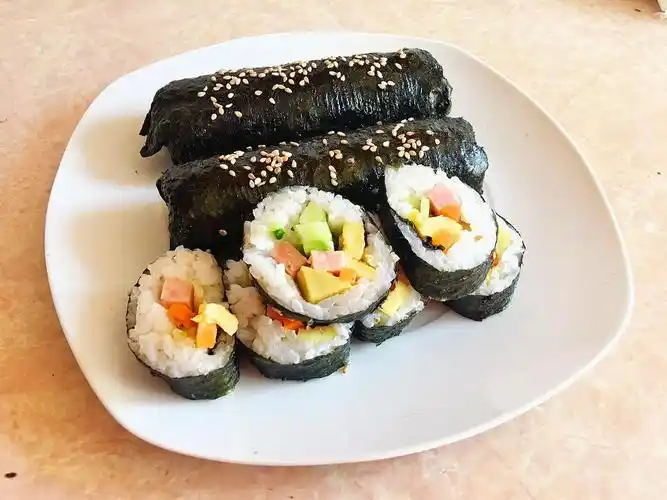 感谢房东阿姨教我做紫菜饭卷[愉快].不过我好像醋倒多了.好酸呐[晕]