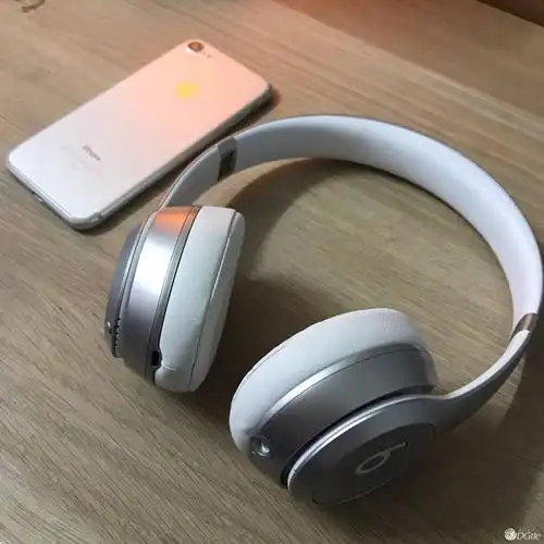 beats solo2无线版 银白(发现有一处小磕碰)