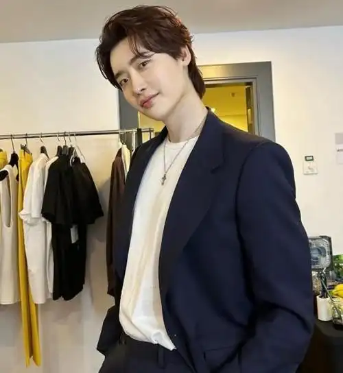 韩国艺人李钟硕sns发布近照