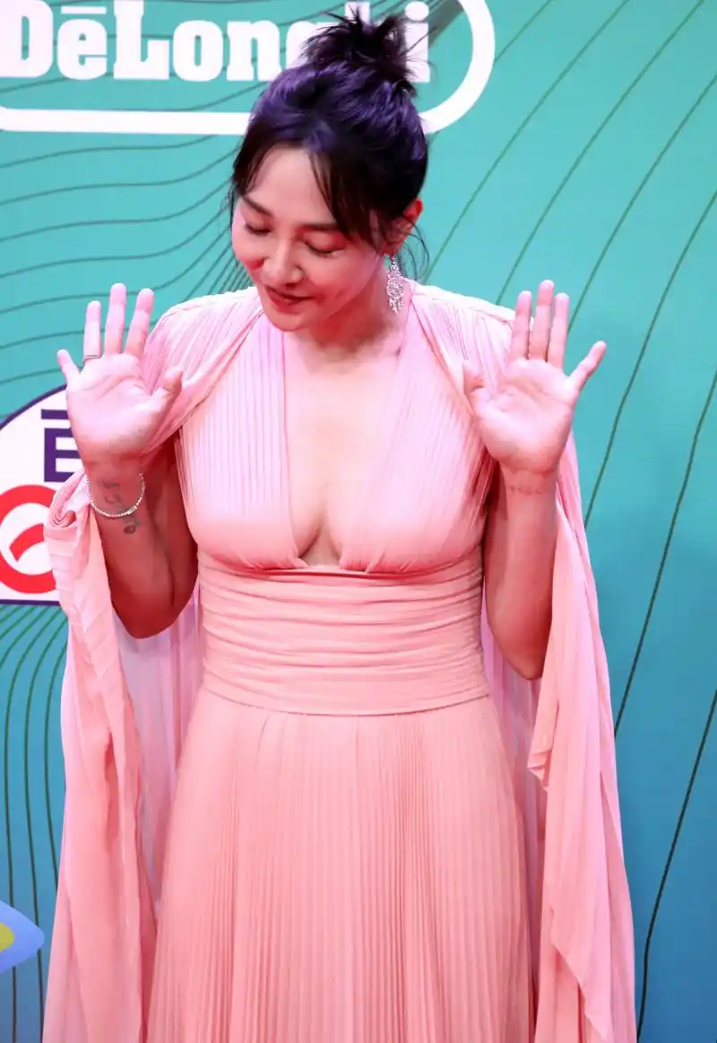 白百何深v[色][色][色],这身材长得有点太好了,应该不是我一个人的