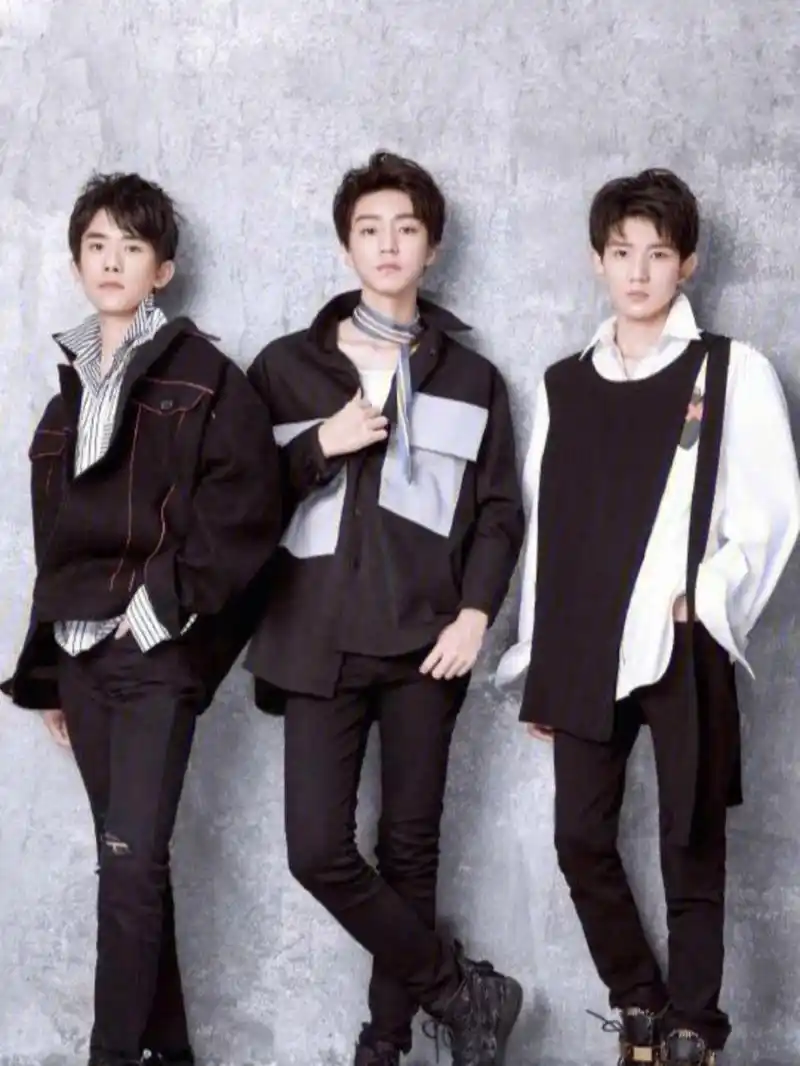 时代峰峻大合照,tfboys辈分最大,四代同堂哈哈哈,王俊凯表情真的好