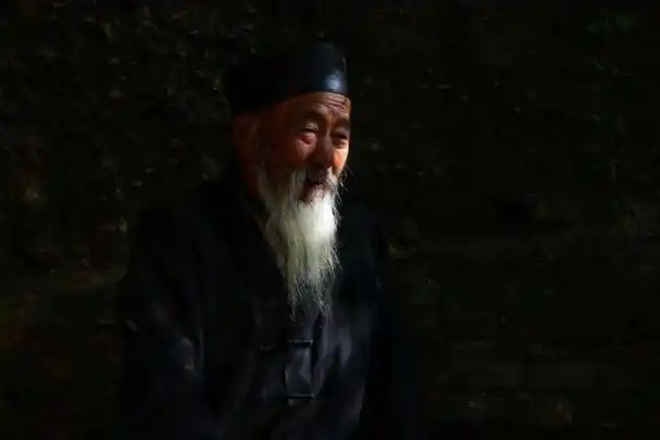 山村千年道观神秘老道士一生只看道德经讲道德经精髓