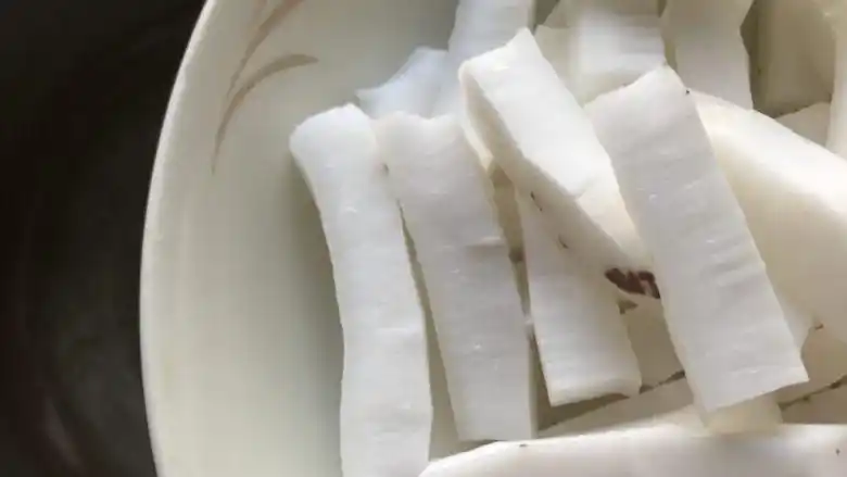 浓香椰子汤,倒入椰肉条.