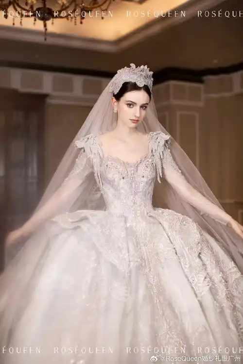 蕾丝花影将廓形裙摆缠绕96  仙气与华丽碰撞出仪式感    #婚纱礼