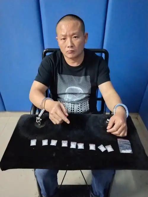 龙华分局刑警四中队抓四名贩卖毒品嫌疑人