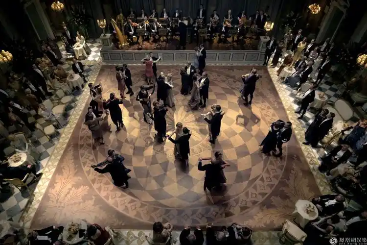 富丽堂皇的皇家舞会根据全球热播英剧《唐顿庄园》创作的电影版《唐顿