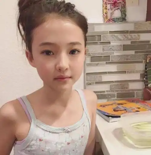 10岁女孩因"性感"火了,身材婀娜比肩成年人:成为父母的消费品