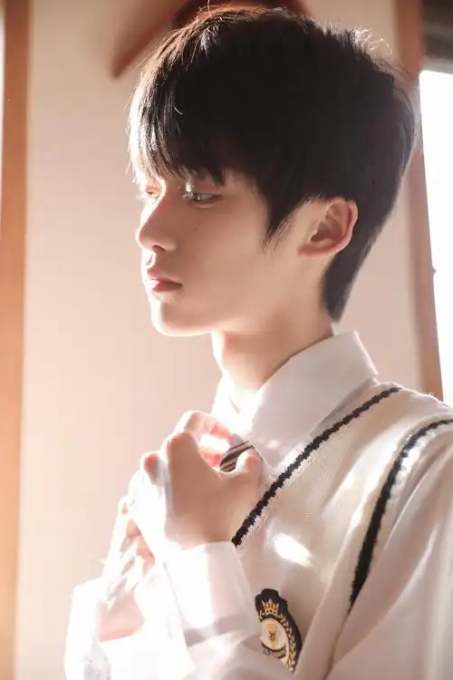 日系花美男梓渝春日写真曝光尽显青春魅力