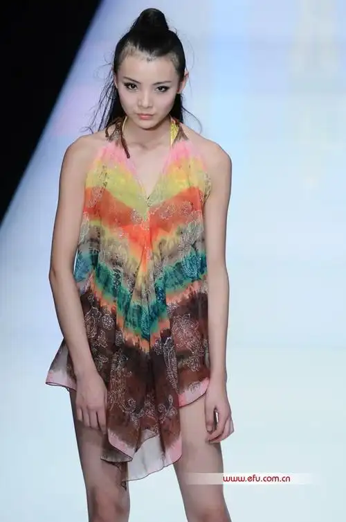 2012浩沙泳装流行趋势发布 性感装扮登陆t台