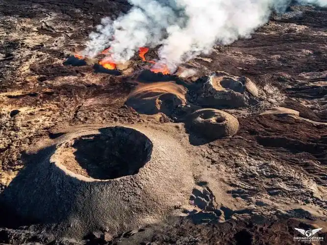 顶部有宽8公里的火山口,是世界上最活跃的的活火山之一,这座火山已经
