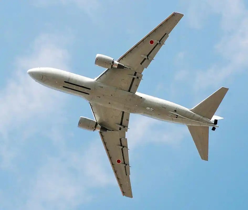 kc-767j空中加油机机腹特写