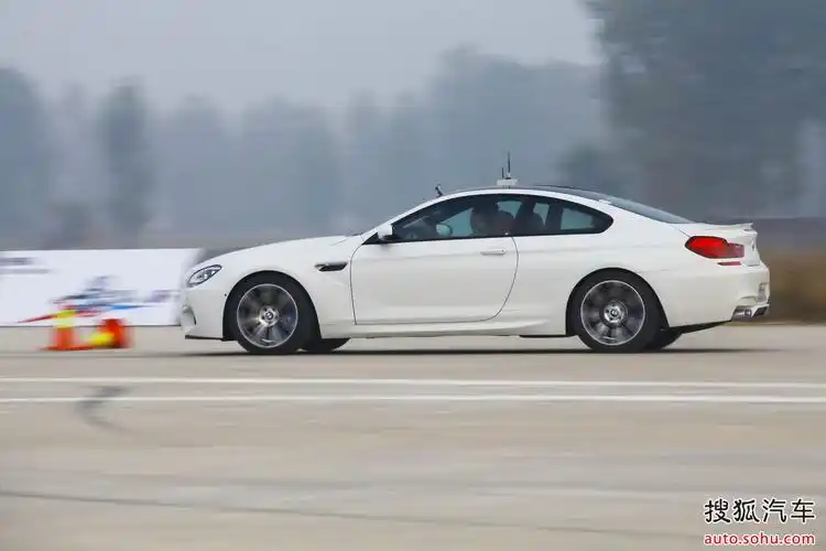 宝马m6跑车