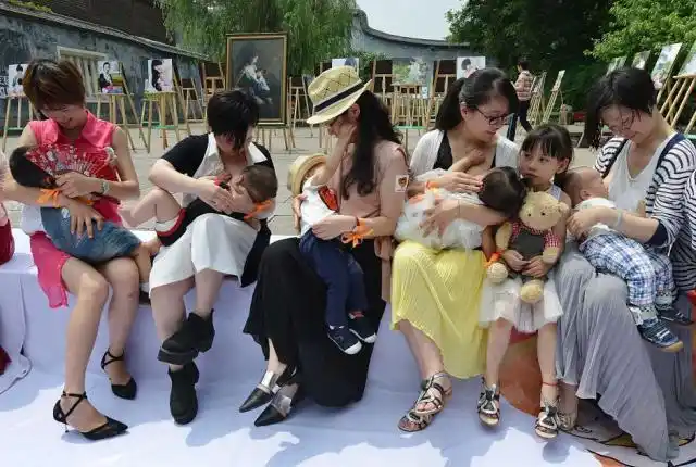 辣妈福州街头哺乳快闪支持母乳喂养