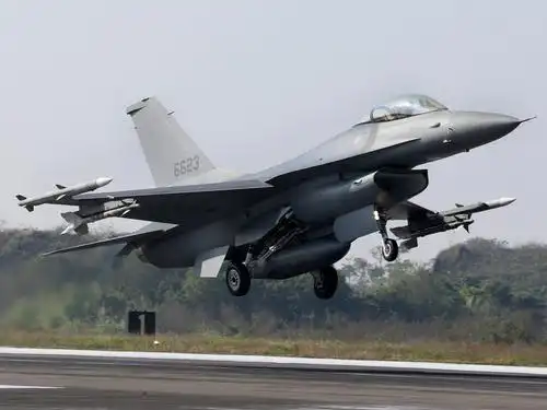 台湾f-16v战斗机起飞画面