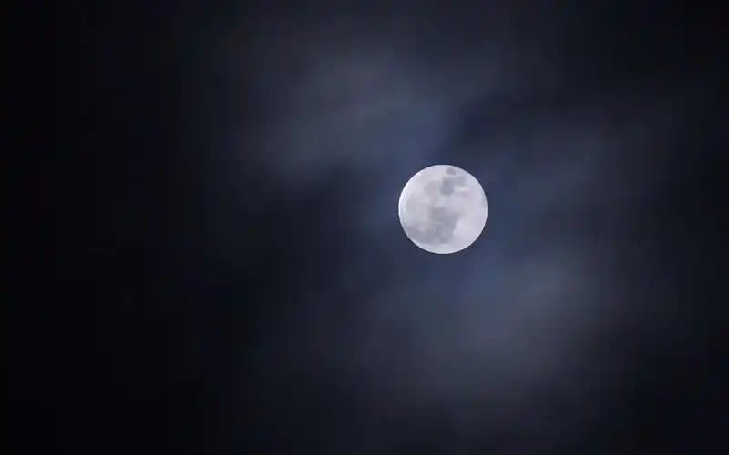 f935 月黑风高圆月若隐若现月亮皓月满月上升黑夜晚上空云彩密布明月