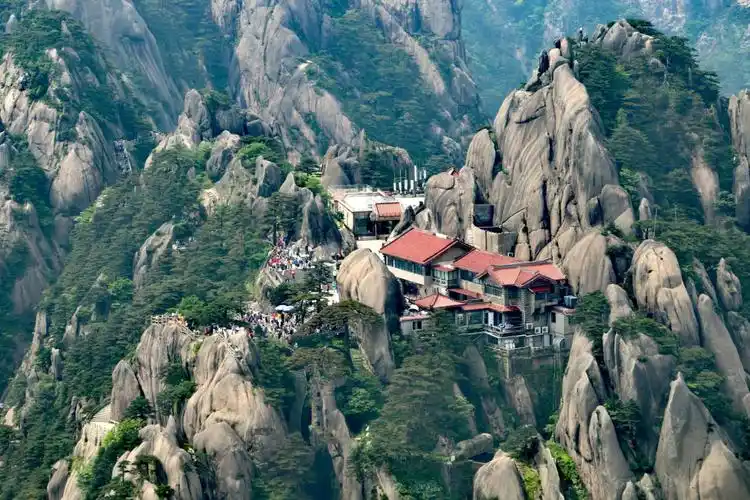 五岳归来不看山,黄山归来不看岳,名山奇峰有特点,鉴别美景置身间.