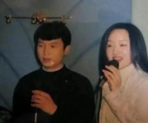 回顾杨钰莹妈妈怀孕时丈夫离世两个女儿用孝心托起她的晚年