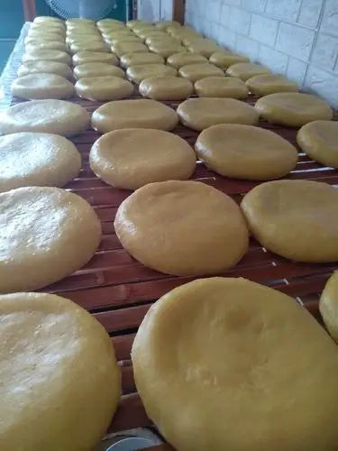 儿时的圆形黄元米果