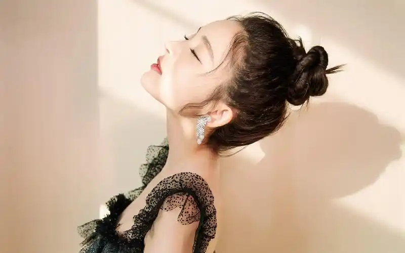 古力娜扎黑色抹胸长裙性感写真图片壁纸