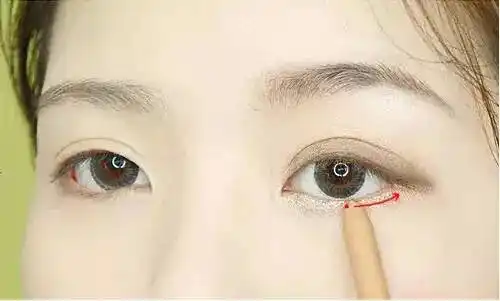 step  :用眼影笔在下眼睑靠近眼尾位置涂上棕色珠光眼影.