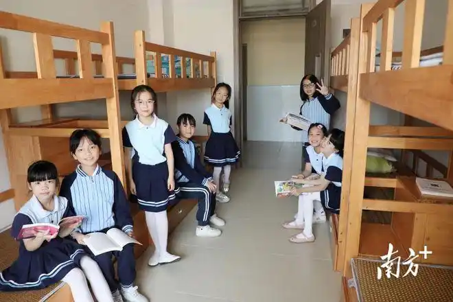 每间宿舍共有4张双层床,可容纳8名同学午睡.