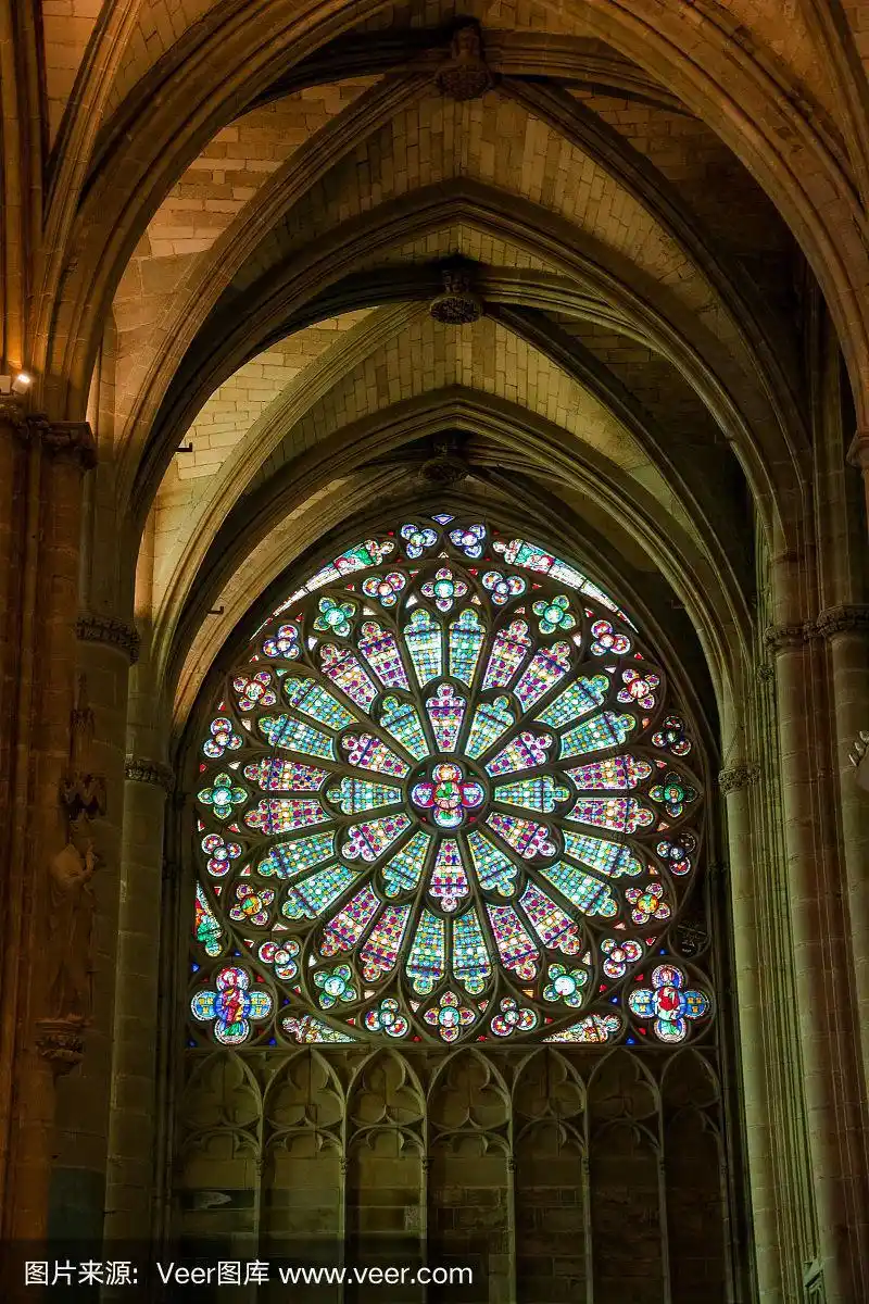 中世纪城市卡尔卡松圣纳泽尔教堂的彩色玻璃