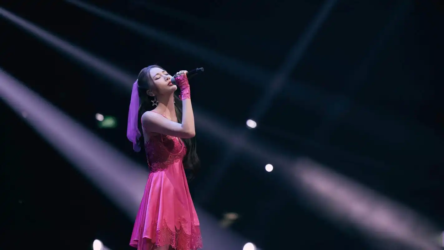 弦子stringer #tmea音乐盛典# 《月心说》舞台照送达92,粉蓝色灯光