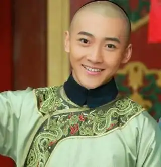 新版《还珠格格》中尔泰扮演者叫路宏,出生于1991年,黑龙江人,毕业于