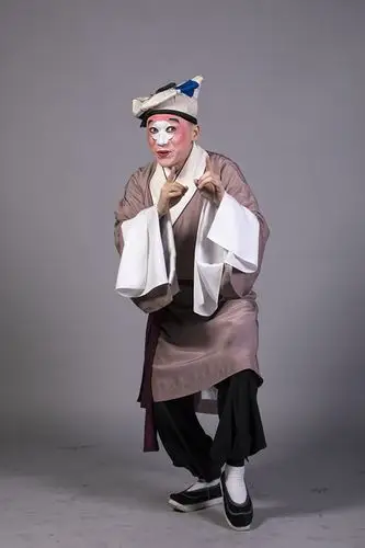 严庆谷把这些戏陆陆续续地整理出来,使之重新焕发生机,一展京剧丑角