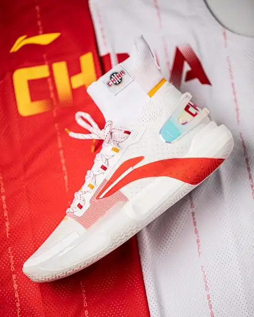 李宁篮球鞋全升级国家队配色开箱