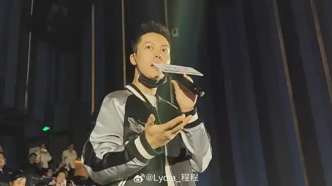 陈伟霆现身灿烂的她首映礼