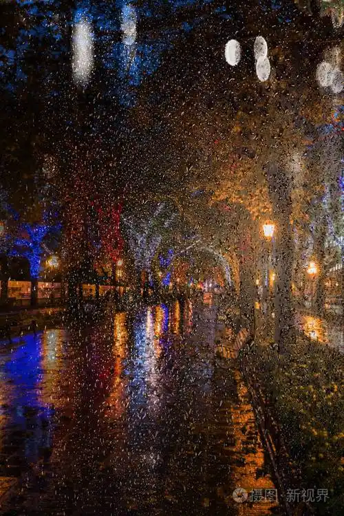 雨后夜晚城市的古老中心.