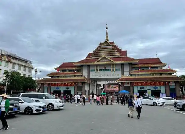 中缅边境,云南瑞丽姐告口岸,一片繁忙场景到处都是缅甸来往商人