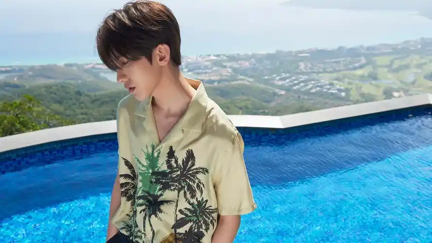 蔡徐坤清爽帅气写真