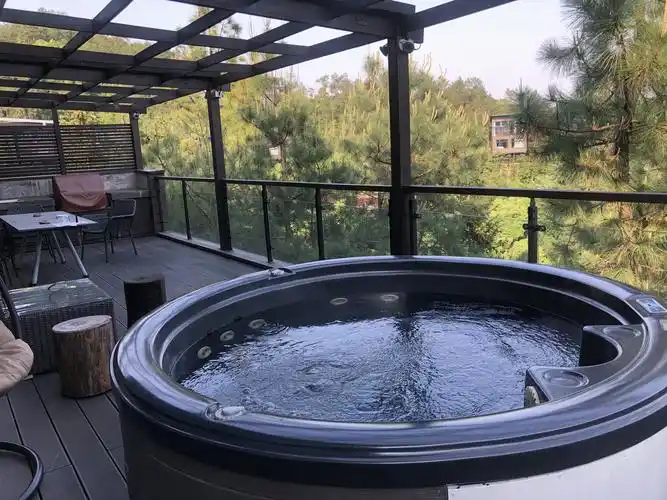 是超大客厅和露天阳台,地下一层是三间卧室,每间卧室都各有一个大浴缸