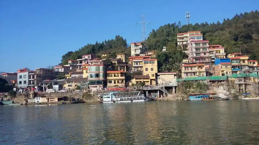 白庙渔村,依山而建,错落有致