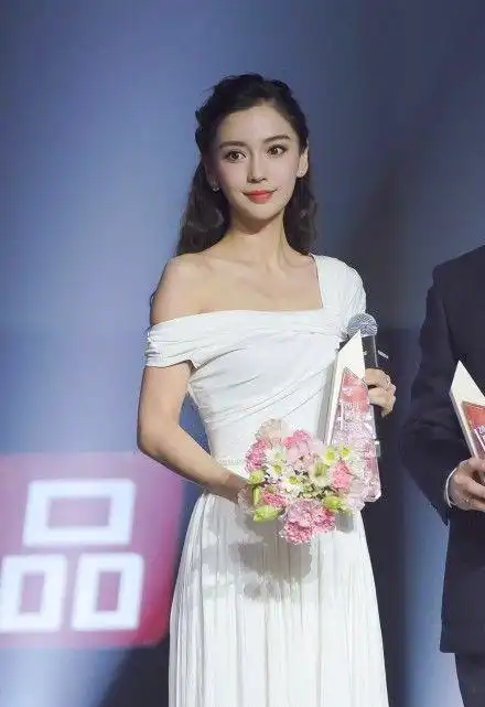 2019-01-17 · 时尚界的小妖精 分享到 x 用微信扫描二维码 分享至