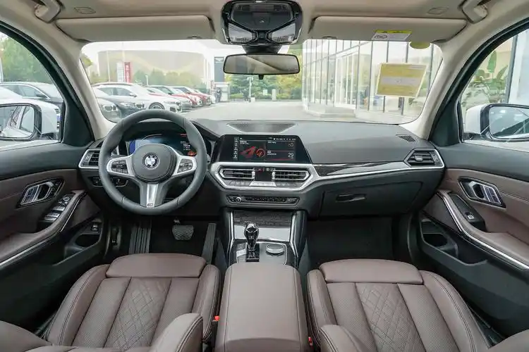 2022款 宝马3系 325li xdrive m运动套装内饰