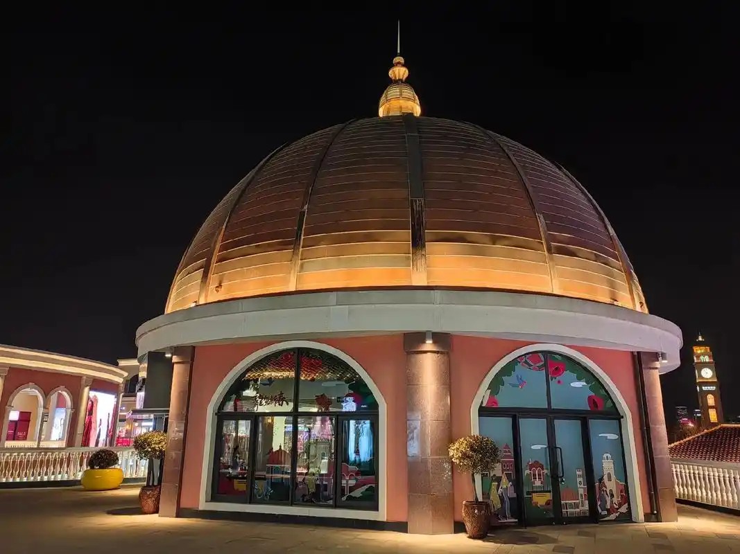 花乡奥特莱斯夜景.相比白天的奥莱,我更喜欢它的夜景.自从20 - 抖音