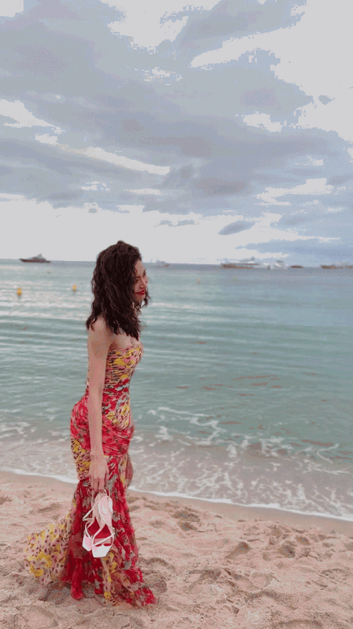 钟楚曦戛纳海边随拍