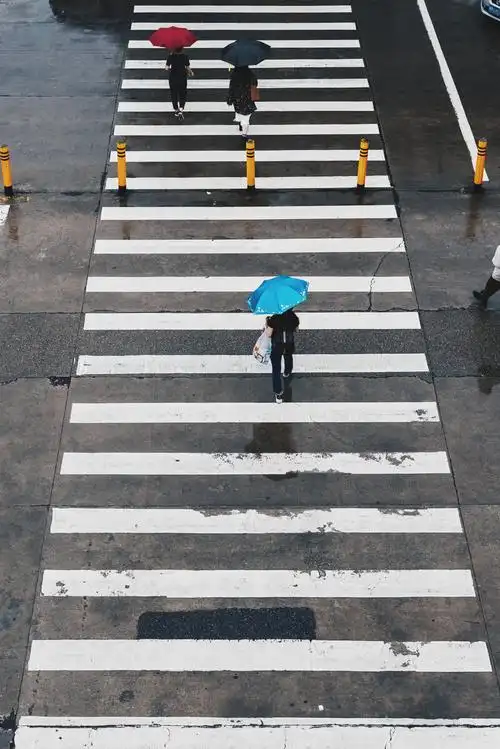 过斑马线的行人
