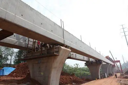 长沙磁浮轨道梁每跨梁由上,下行两片轨道梁,中间通过两道端横梁