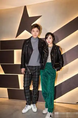 邓超身高180cm,而娘娘孙俪只有165cm,整整15cm的最萌身高差